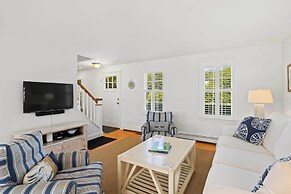 Walk to Skaket Beach: Charming Cottage w/ Deck