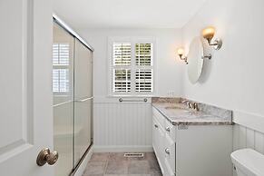 Walk to Skaket Beach: Charming Cottage w/ Deck