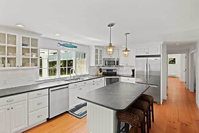 Walk to Skaket Beach: Charming Cottage w/ Deck