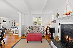 Walk to Skaket Beach: Charming Cottage w/ Deck