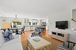 Walk to Skaket Beach: Charming Cottage w/ Deck