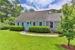 Walk to Skaket Beach: Charming Cottage w/ Deck