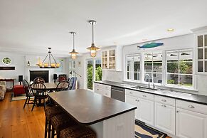 Walk to Skaket Beach: Charming Cottage w/ Deck