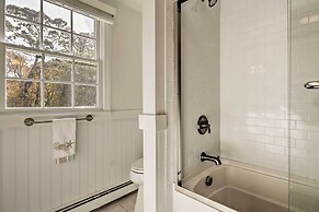 Walk to Skaket Beach: Charming Cottage w/ Deck