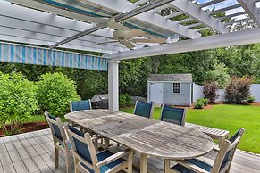 Walk to Skaket Beach: Charming Cottage w/ Deck