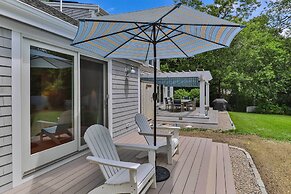 Walk to Skaket Beach: Charming Cottage w/ Deck