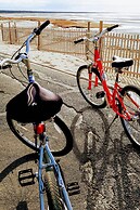 Walk to Skaket Beach: Charming Cottage w/ Deck