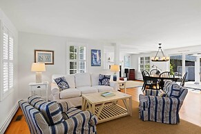 Walk to Skaket Beach: Charming Cottage w/ Deck