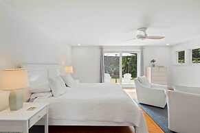 Walk to Skaket Beach: Charming Cottage w/ Deck