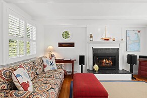 Walk to Skaket Beach: Charming Cottage w/ Deck