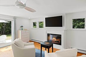 Walk to Skaket Beach: Charming Cottage w/ Deck