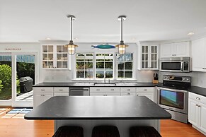 Walk to Skaket Beach: Charming Cottage w/ Deck