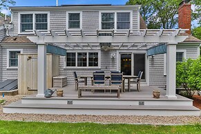 Walk to Skaket Beach: Charming Cottage w/ Deck