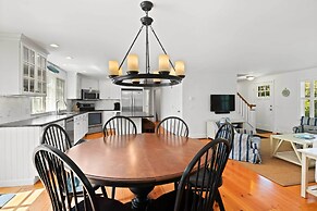 Walk to Skaket Beach: Charming Cottage w/ Deck