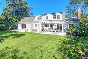 Walk to Skaket Beach: Charming Cottage w/ Deck