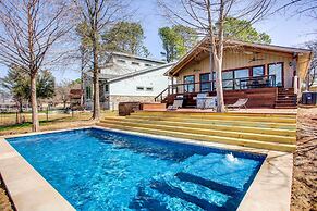 Cedar Creek Lakefront Vacation Rental w/ Pool