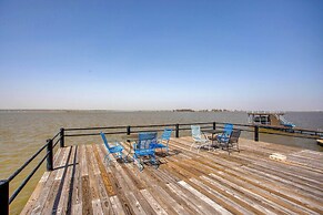 Cedar Creek Lakefront Vacation Rental w/ Pool