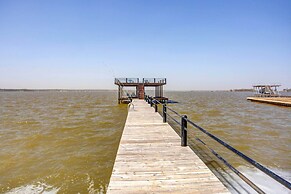 Cedar Creek Lakefront Vacation Rental w/ Pool