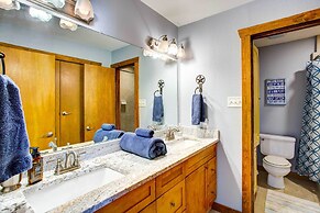 Cedar Creek Lakefront Vacation Rental w/ Pool