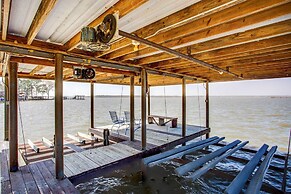 Cedar Creek Lakefront Vacation Rental w/ Pool