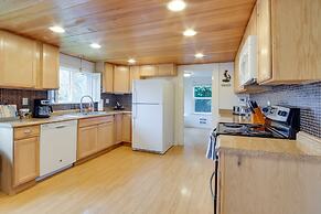Charming Gold Beach Home < 1 Mi to Rogue River!