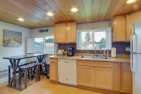 Charming Gold Beach Home < 1 Mi to Rogue River!