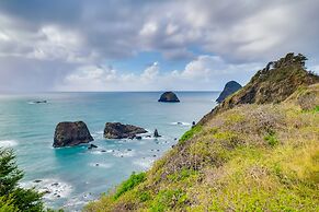 Charming Gold Beach Home < 1 Mi to Rogue River!