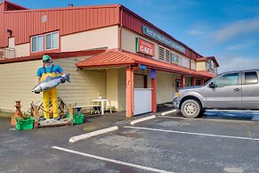 Charming Gold Beach Home < 1 Mi to Rogue River!