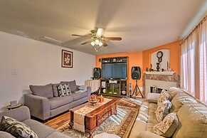Family-friendly Home ~ 12 Mi to Space Center!