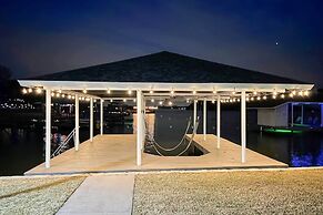 Lake Dayz Granbury Retreat w/ Private Dock!