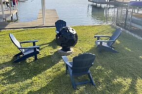 Lake Dayz Granbury Retreat w/ Private Dock!