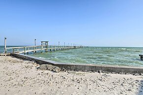 Beachy Rockport Condo w/ Pool & Fishing Pier!
