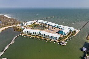 Beachy Rockport Condo w/ Pool & Fishing Pier!