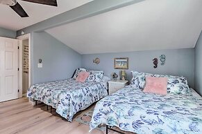 Beachy Rockport Condo w/ Pool & Fishing Pier!