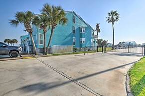 Beachy Rockport Condo w/ Pool & Fishing Pier!