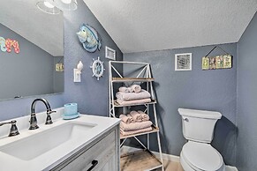 Beachy Rockport Condo w/ Pool & Fishing Pier!