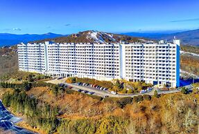 Resort Condo w/ Indoor Pool Near Sugar Mountain!