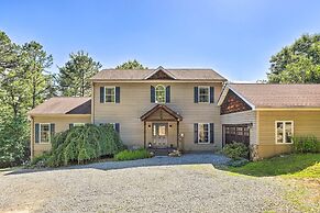 Peaceful Pisgah Mountain Getaway w/ Hot Tub!