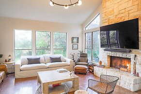 Shaded Getaway w/ BBQ & Fire Pit in Austin!
