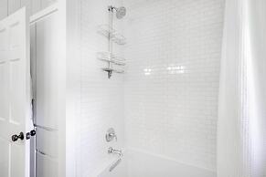 Shaded Getaway w/ BBQ & Fire Pit in Austin!