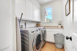 Shaded Getaway w/ BBQ & Fire Pit in Austin!
