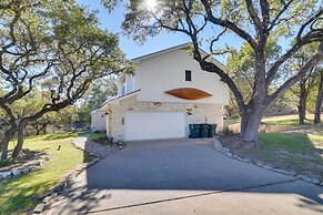 Shaded Getaway w/ BBQ & Fire Pit in Austin!