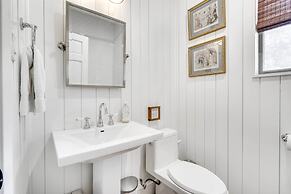 Shaded Getaway w/ BBQ & Fire Pit in Austin!