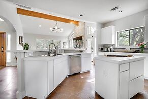 Shaded Getaway w/ BBQ & Fire Pit in Austin!