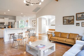 Shaded Getaway w/ BBQ & Fire Pit in Austin!