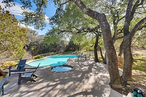 Shaded Getaway w/ BBQ & Fire Pit in Austin!