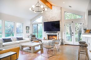 Shaded Getaway w/ BBQ & Fire Pit in Austin!