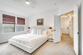 Shaded Getaway w/ BBQ & Fire Pit in Austin!