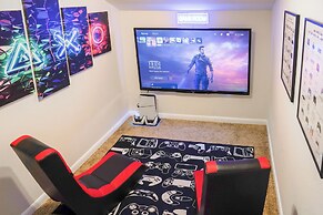 Shaded Getaway w/ BBQ & Fire Pit in Austin!