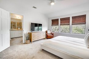 Shaded Getaway w/ BBQ & Fire Pit in Austin!